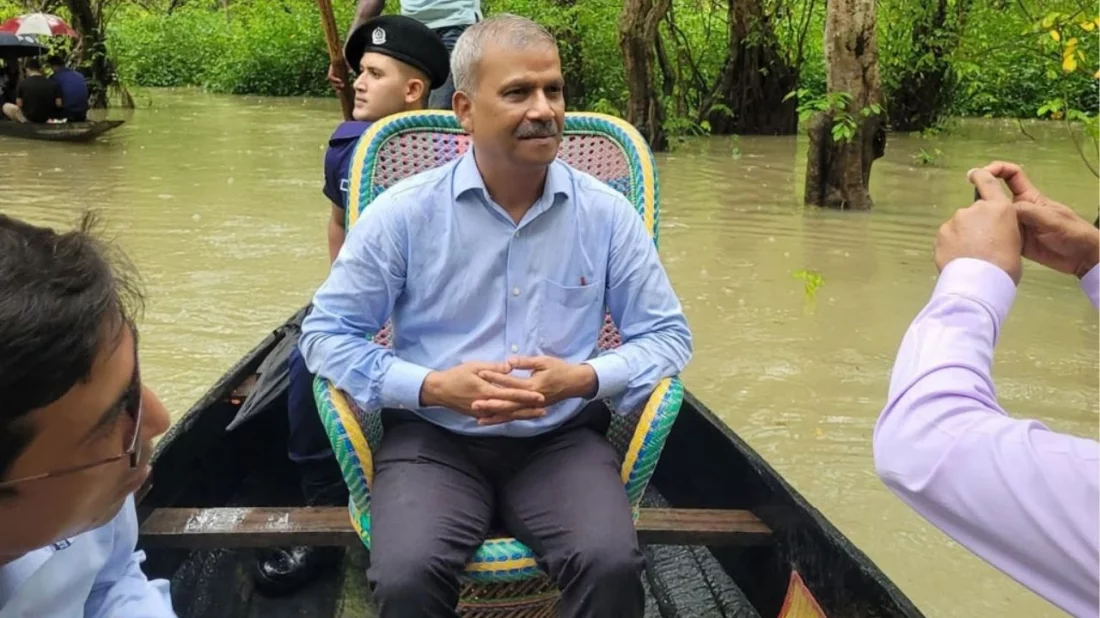 রাতারগুলে নৌকায় জলাবনে ঘুরছেন ডা. আসিফ নজরুল